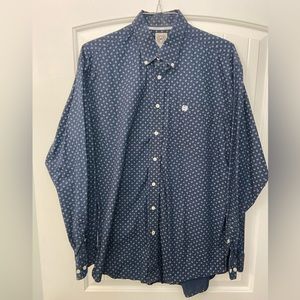 Men’s long sleeve Cinch button down shirt.